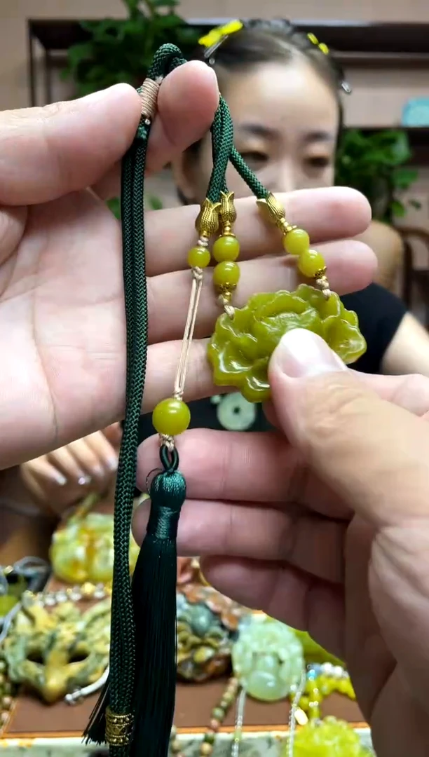 未镶嵌岫玉颈饰多样性发货发其中之一