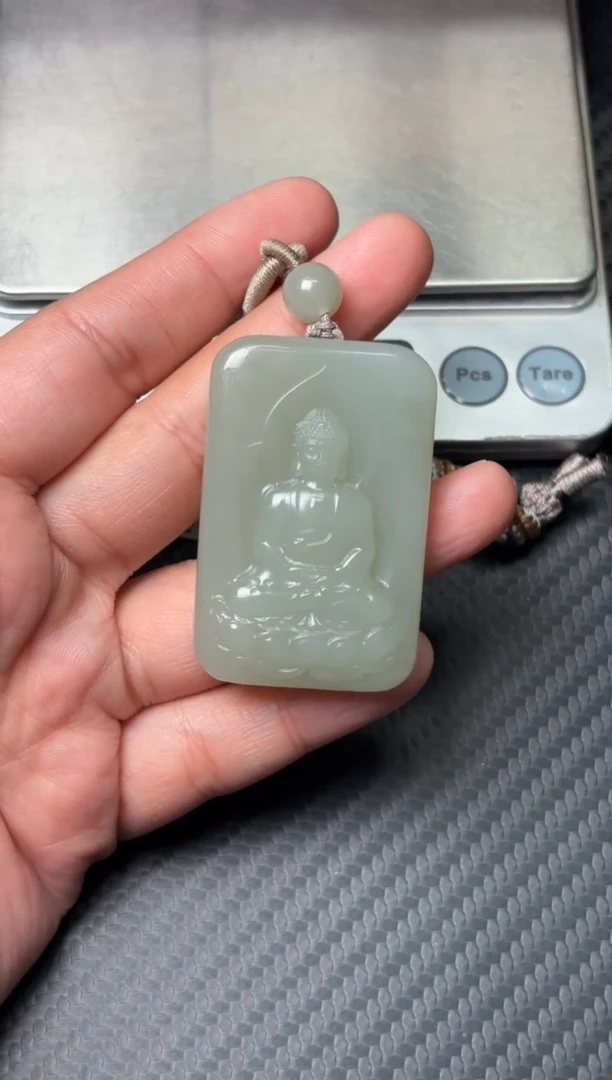 吊坠(赠链)未镶嵌和田玉且末近矿微色差吊坠M