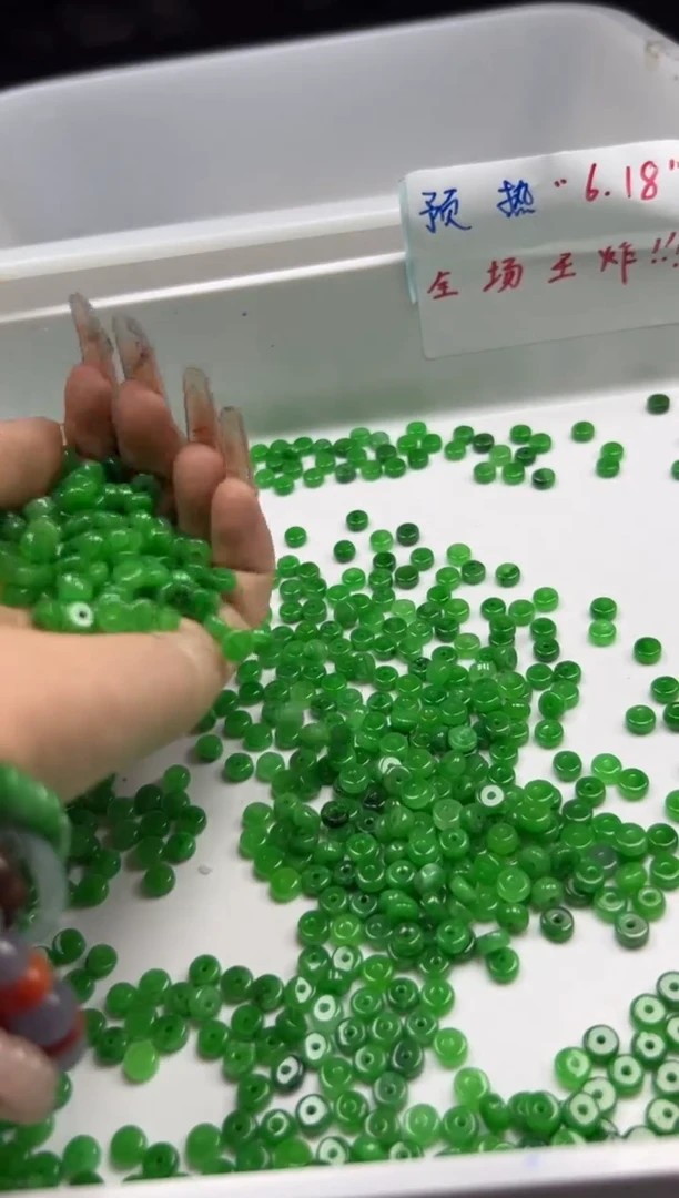 翡翠未镶嵌颈饰w1700辣绿翡算盘6*3mm*30颗