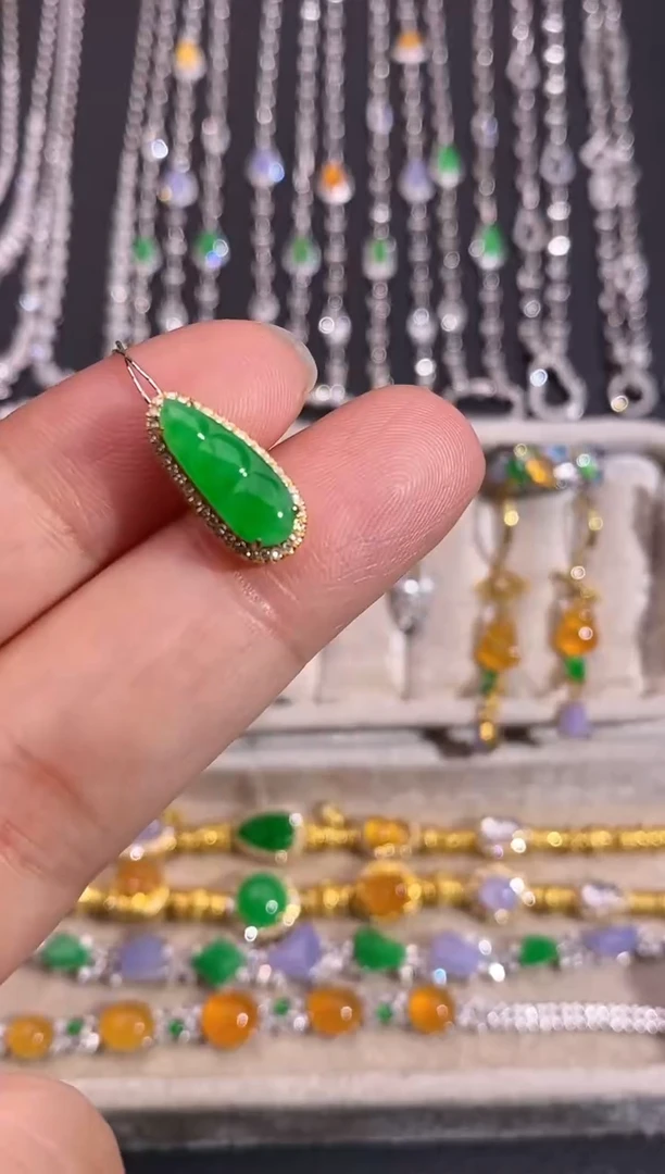 颈饰18K金镶嵌翡翠吊坠