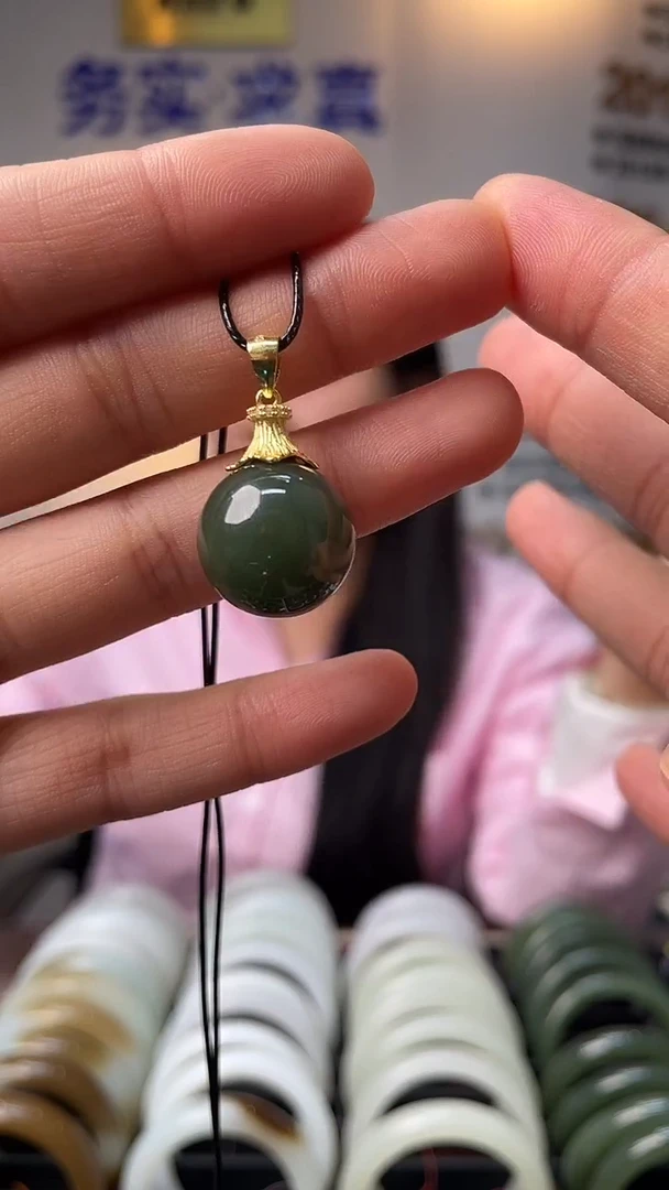 颈饰未镶嵌和田玉沙枣青卡16mm圆珠吊坠一件