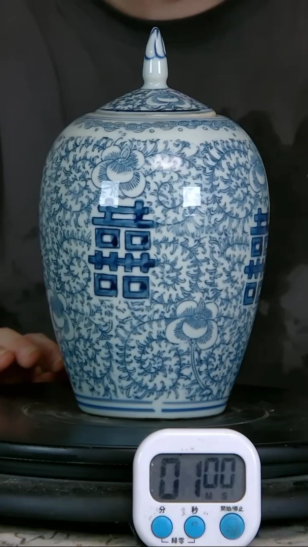 玉****）青花精绘花卉图罐