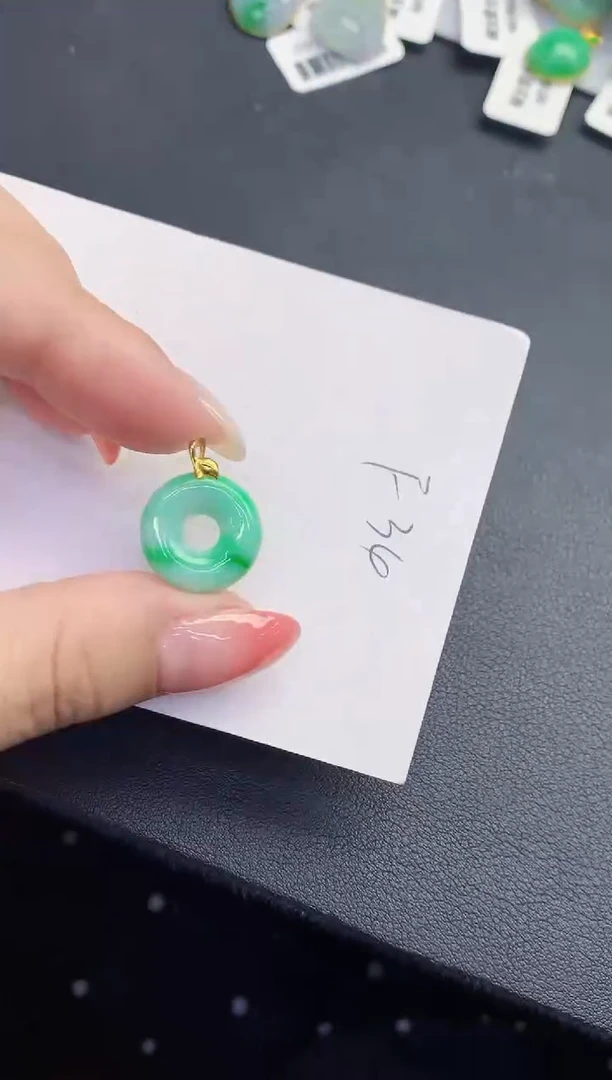 翡翠18K金镶嵌颈饰天然缅甸A货翡翠