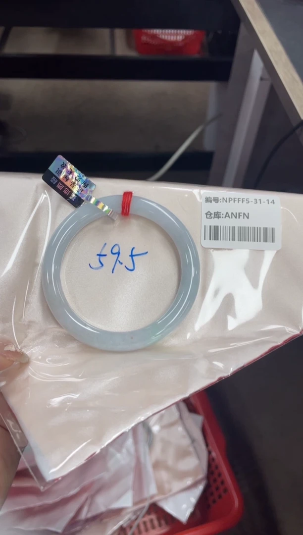 翡翠手镯未镶嵌翡翠手镯