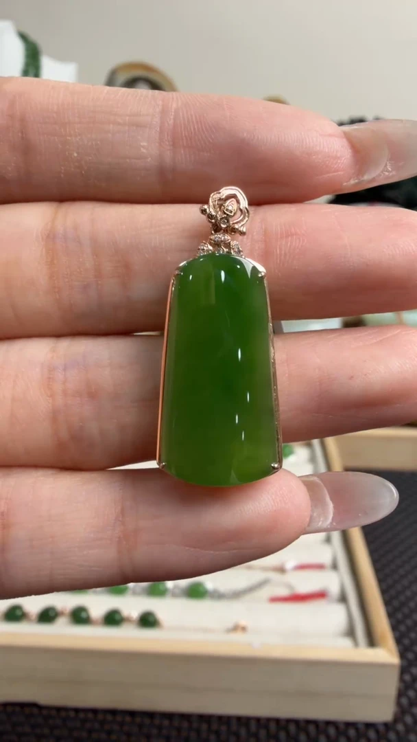 颈饰18K金镶嵌和田玉挂件