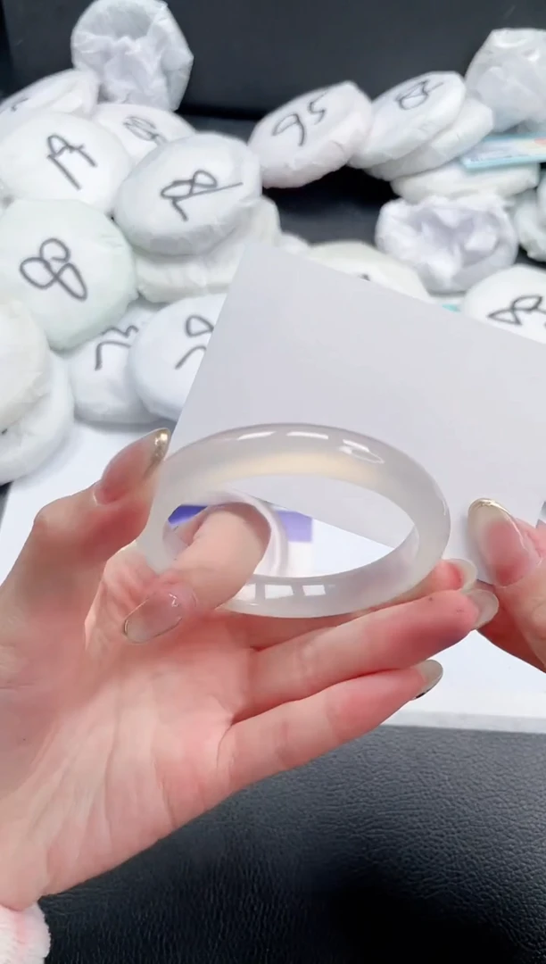 【闪购商品】石英质玉手镯未镶嵌24J249-54