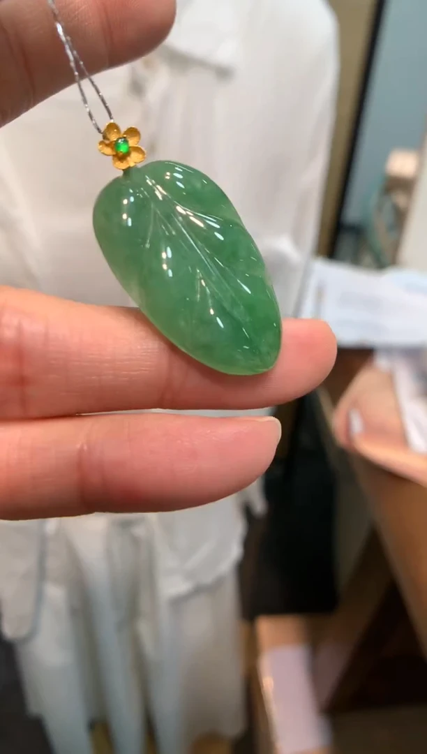 翡翠18K金镶嵌颈饰叶子