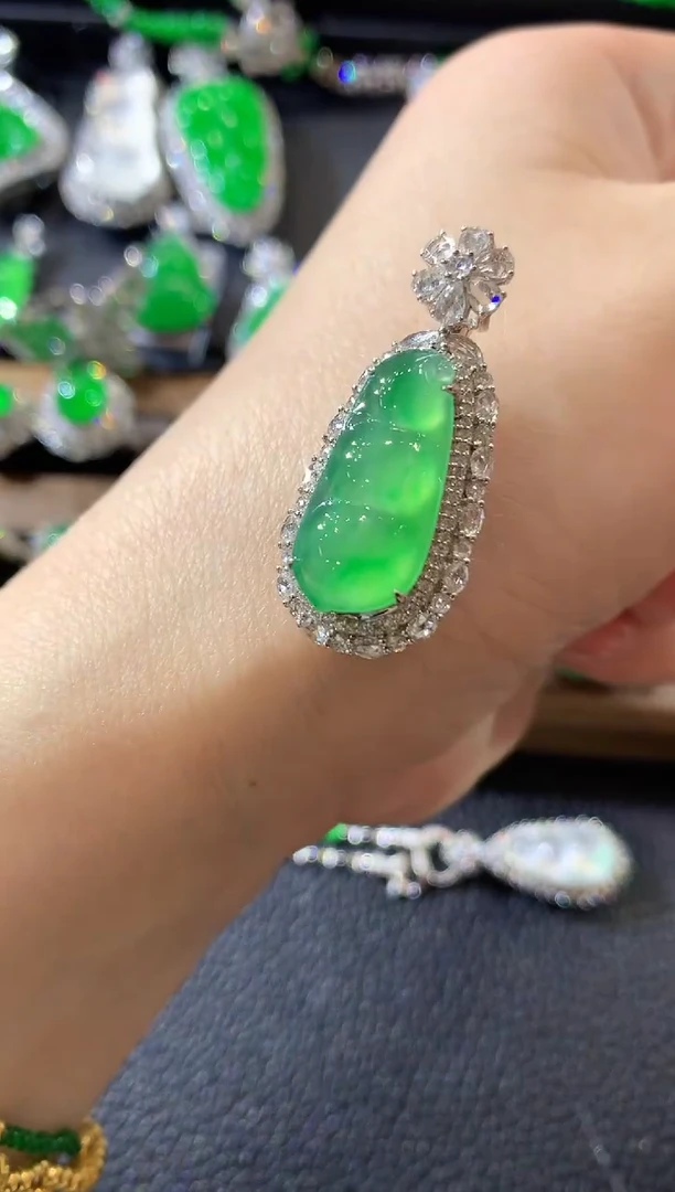 吊坠(不含链)18K金镶嵌翡翠C72