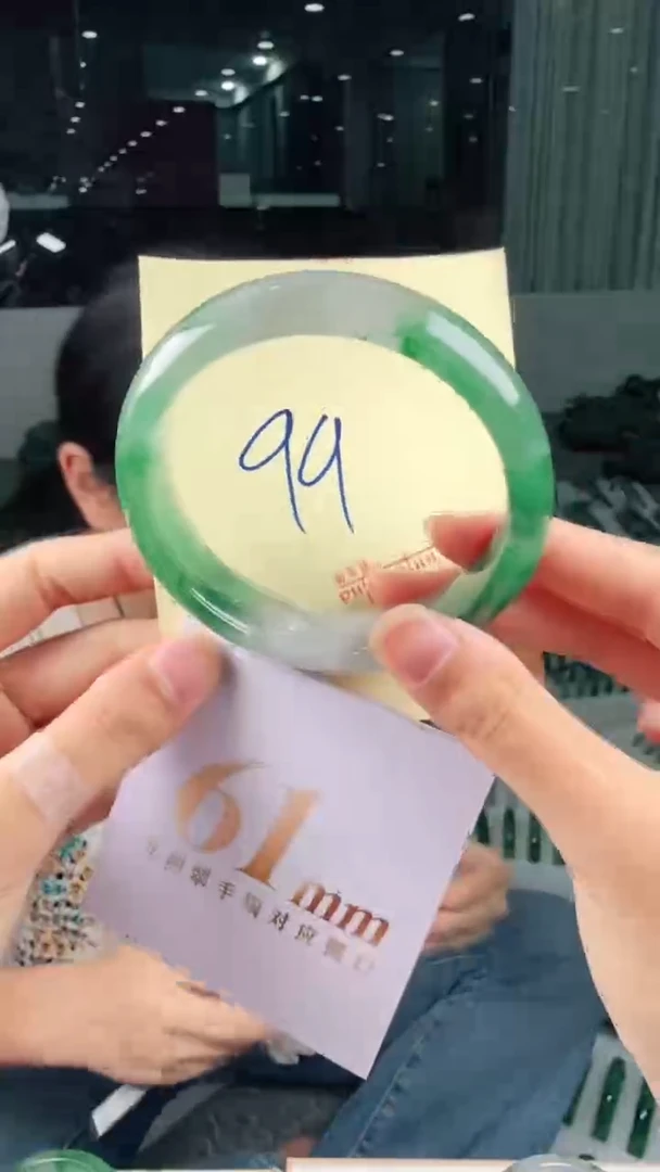 未镶嵌手镯石英质玉（非洲翠）有天然洒金亮片/矿点/棉线99