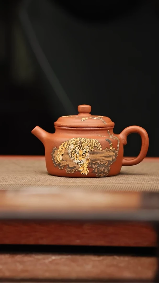 茶壶紫砂生砂朱泥德中 130毫升 虎虎生威