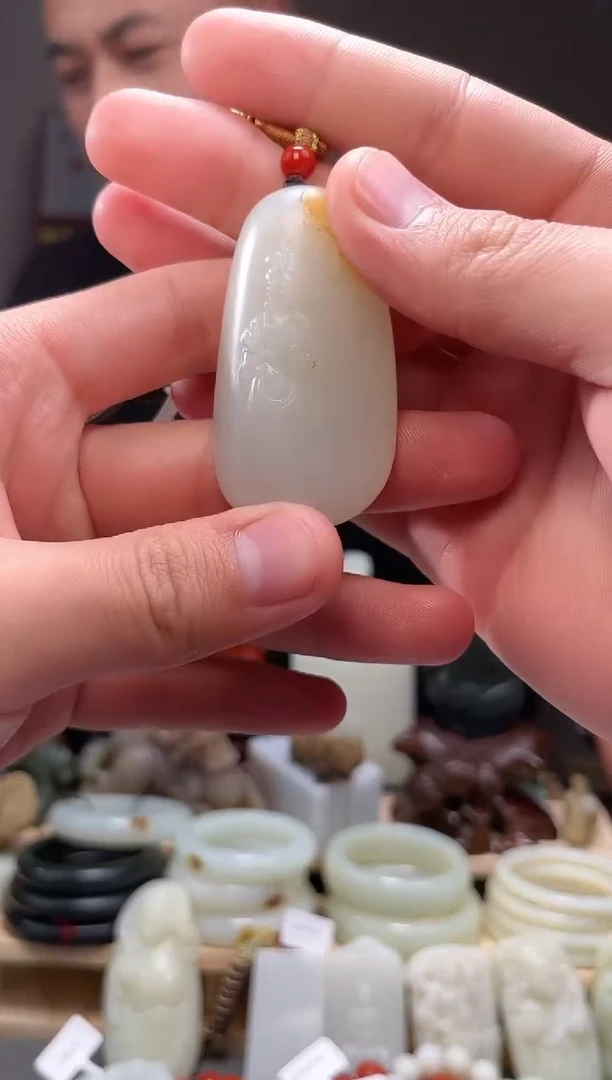 颈饰未镶嵌和田玉吊坠