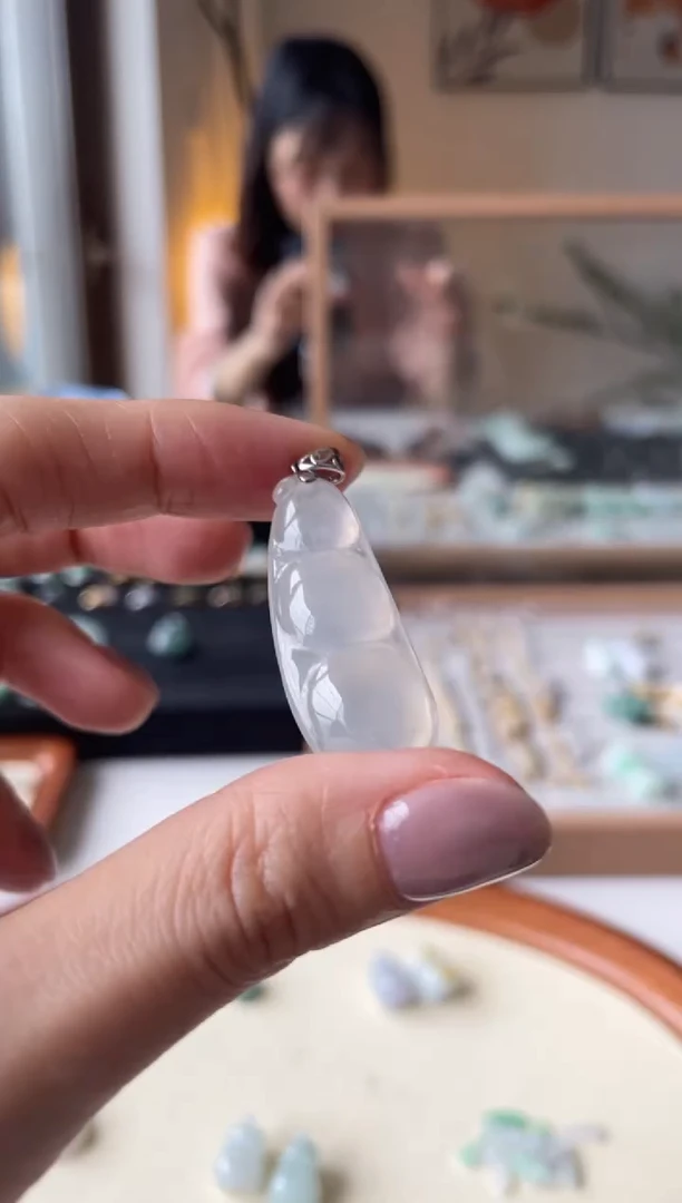 【闪购商品】翡翠颈饰未镶嵌豆子