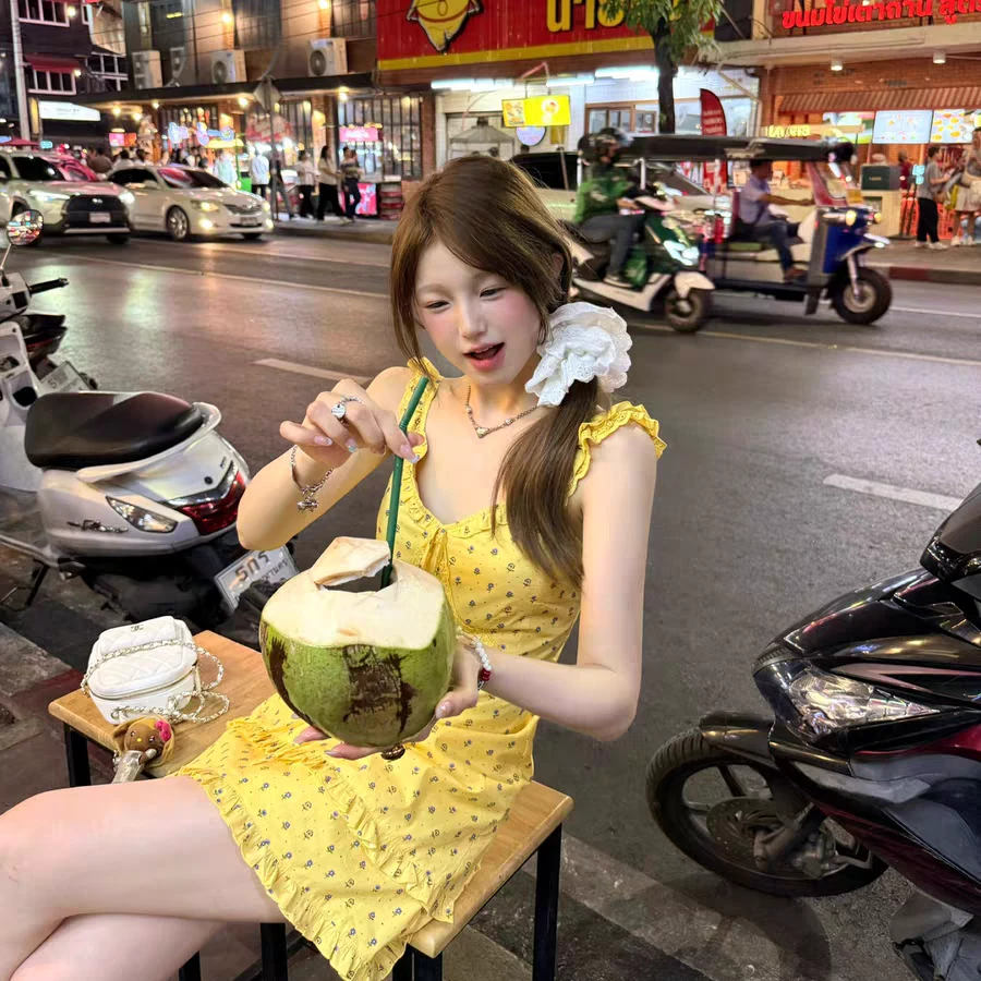 度假风花边吊带碎花连衣裙女2025夏新款时尚气质白色无袖短款裙子