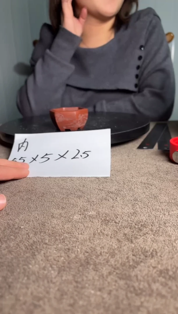 A宜兴紫砂小花盆