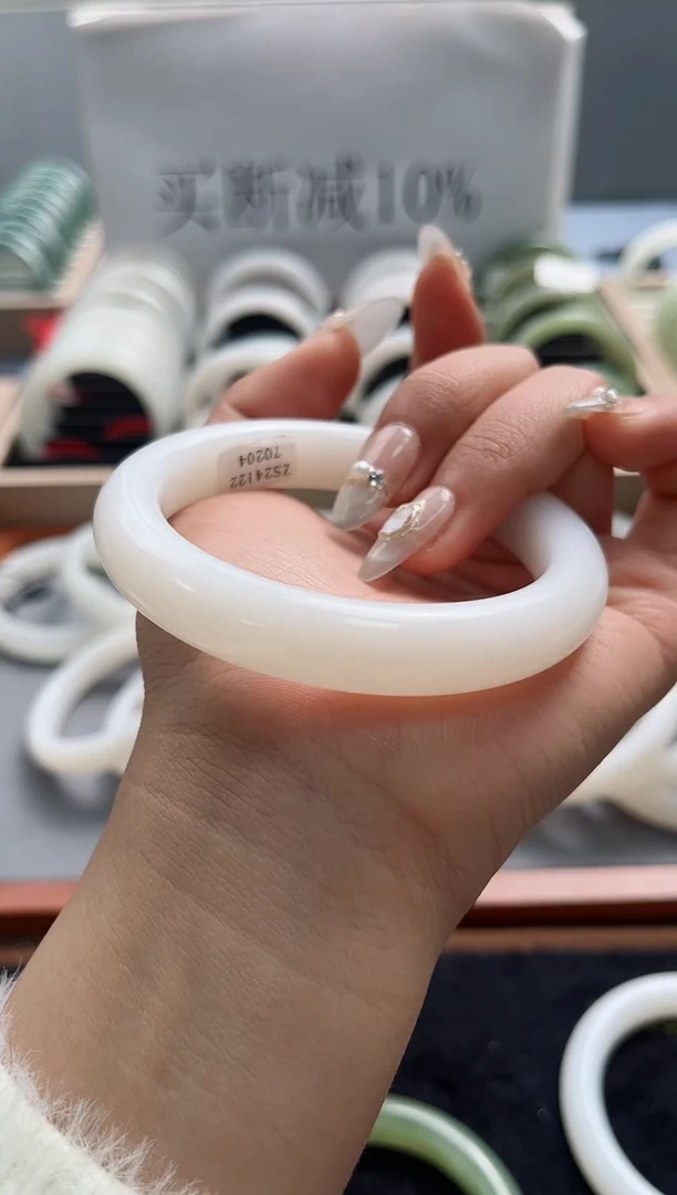 【闪购商品】和田玉手镯未镶嵌58+手镯