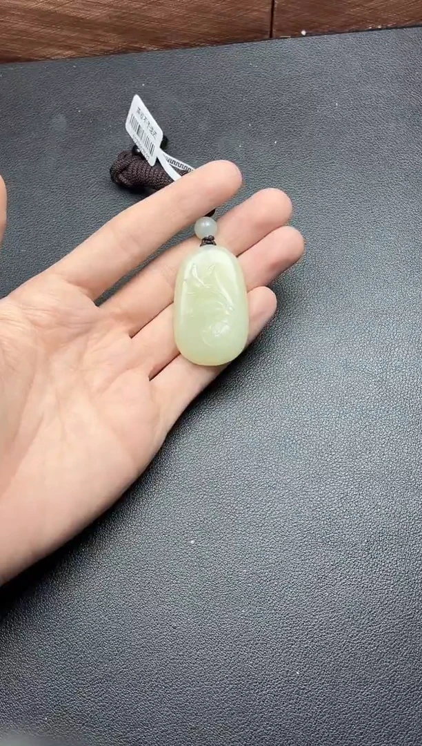 吊坠(赠链)未镶嵌和田玉且末微色差迪克兰二细吊坠