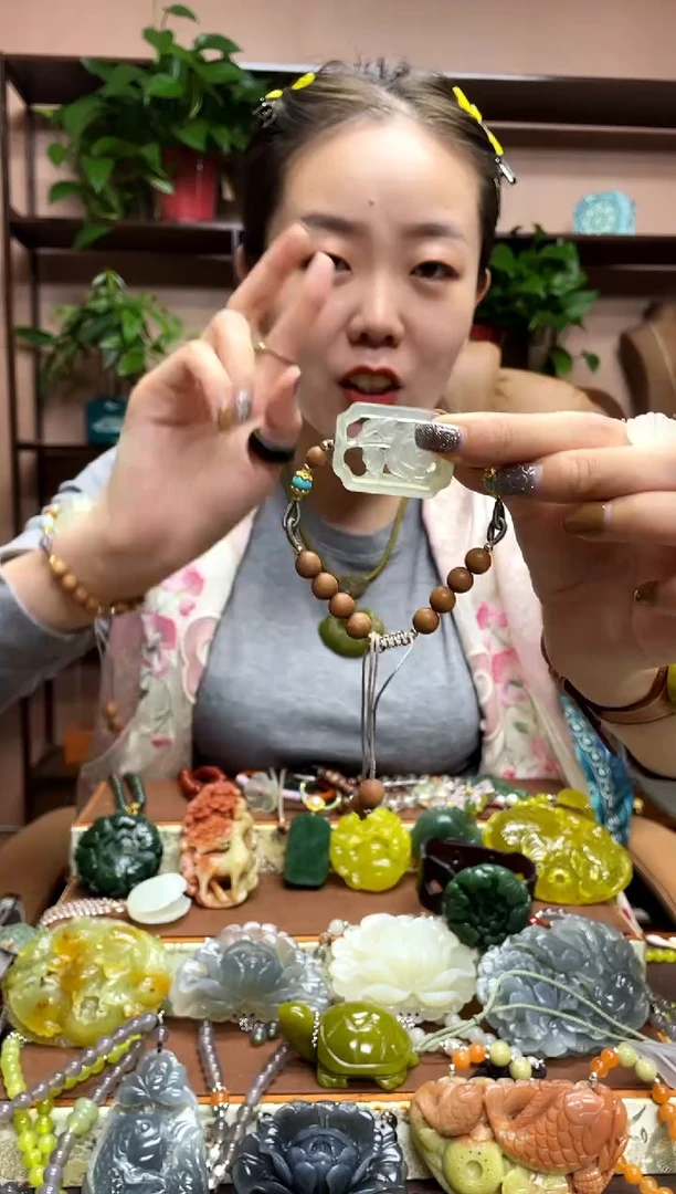未镶嵌岫玉颈饰多样性发货发其中之一