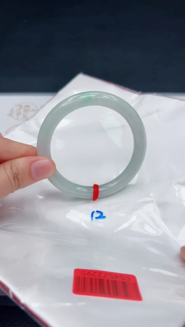 翡翠手镯未镶嵌，默认会有冰丝棉纹棉线，均需要有包容心