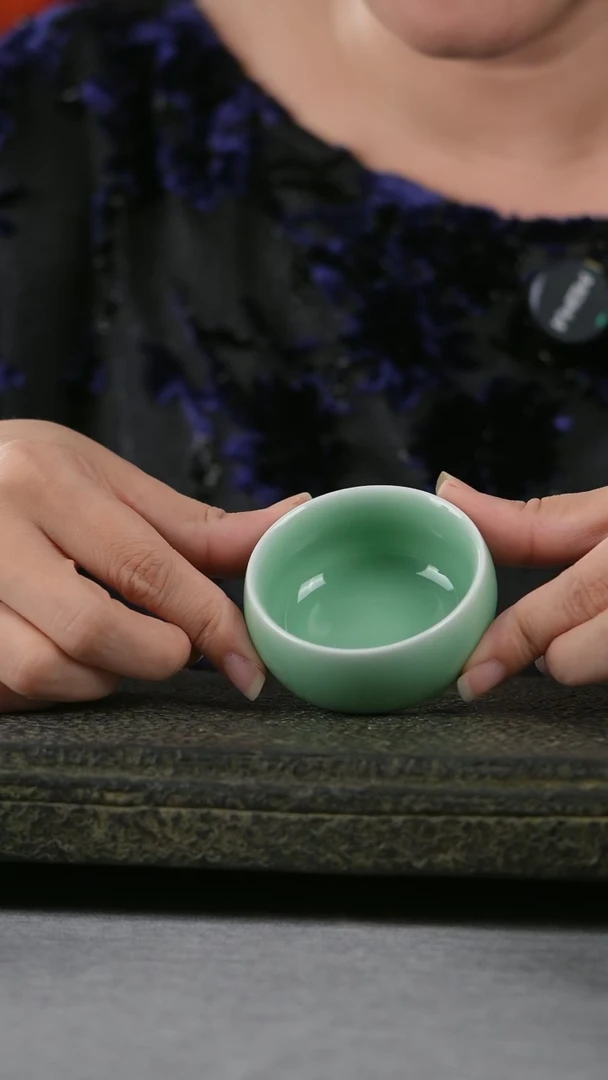 梅子青素面三足禅定杯