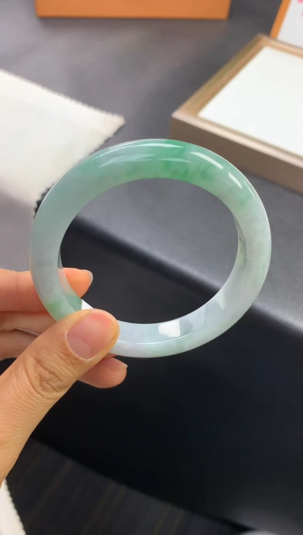 未镶嵌手镯翡翠退货需手镯吊牌标签完好