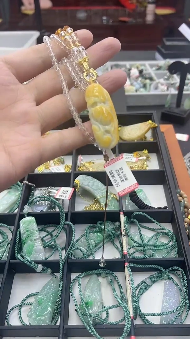 颈饰未镶嵌翡翠黄翡翠年年有余吊坠