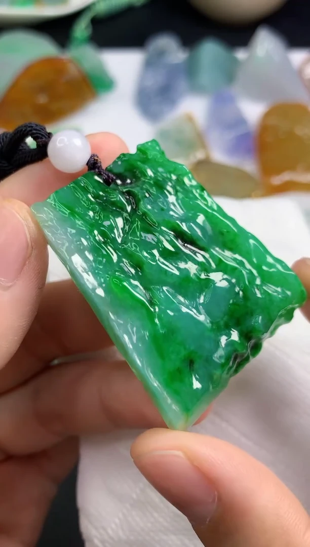 颈饰18K金镶嵌翡翠