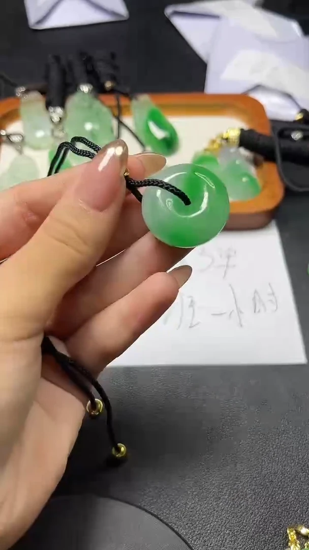 翡翠未镶嵌颈饰时尚女士精品吊坠