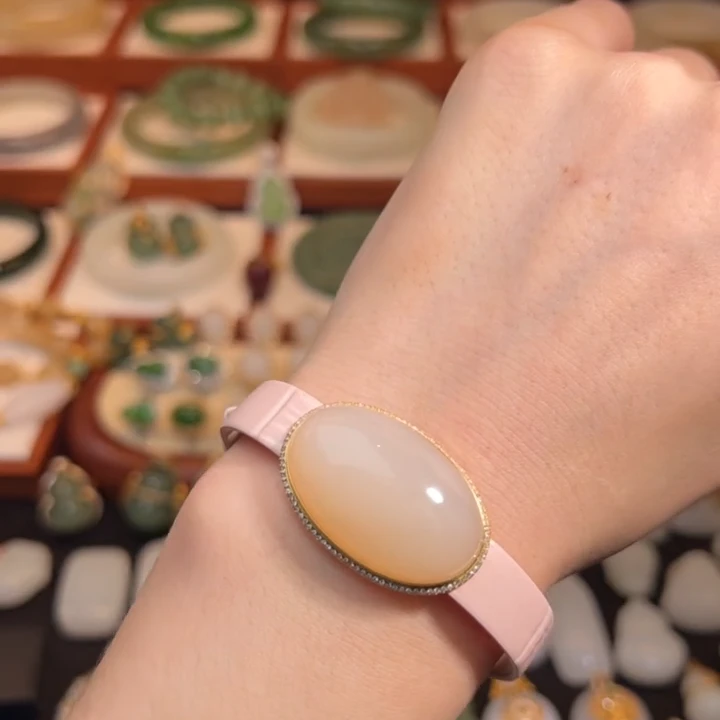 和田玉藕粉18K金镶嵌手牌