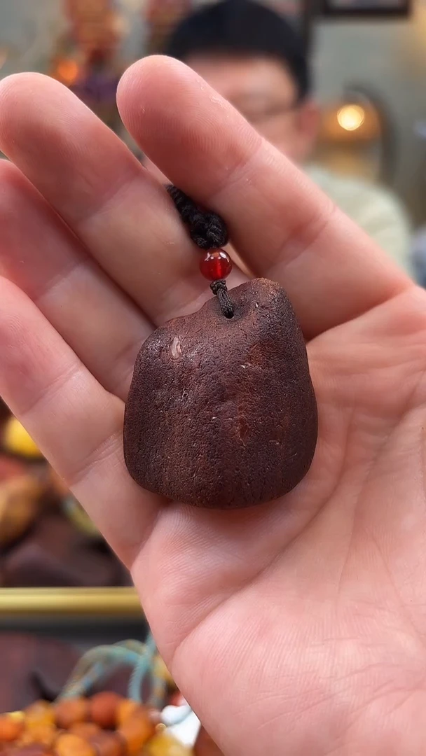 未镶嵌颈饰琥珀吊坠