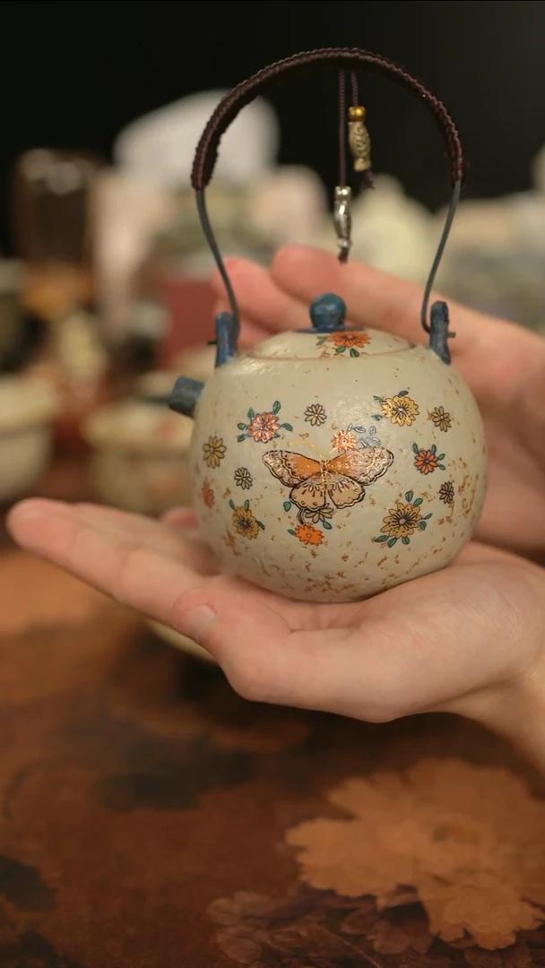 摩吉陶陶闪拍链接 蝴蝶恋花焦糖釉提梁壶