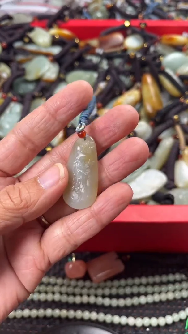 【闪购商品】和田玉颈饰未镶嵌多样性发货没有证书拍一发一有瑕