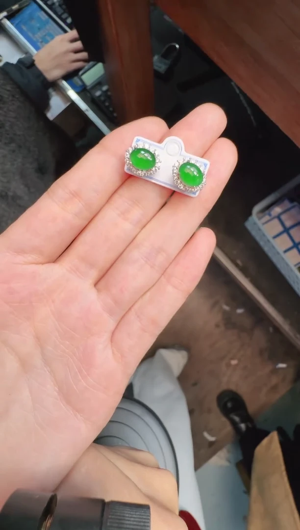 未镶嵌定制翡翠A货有轻微色差属于正常现象，耳钉多样性发货1