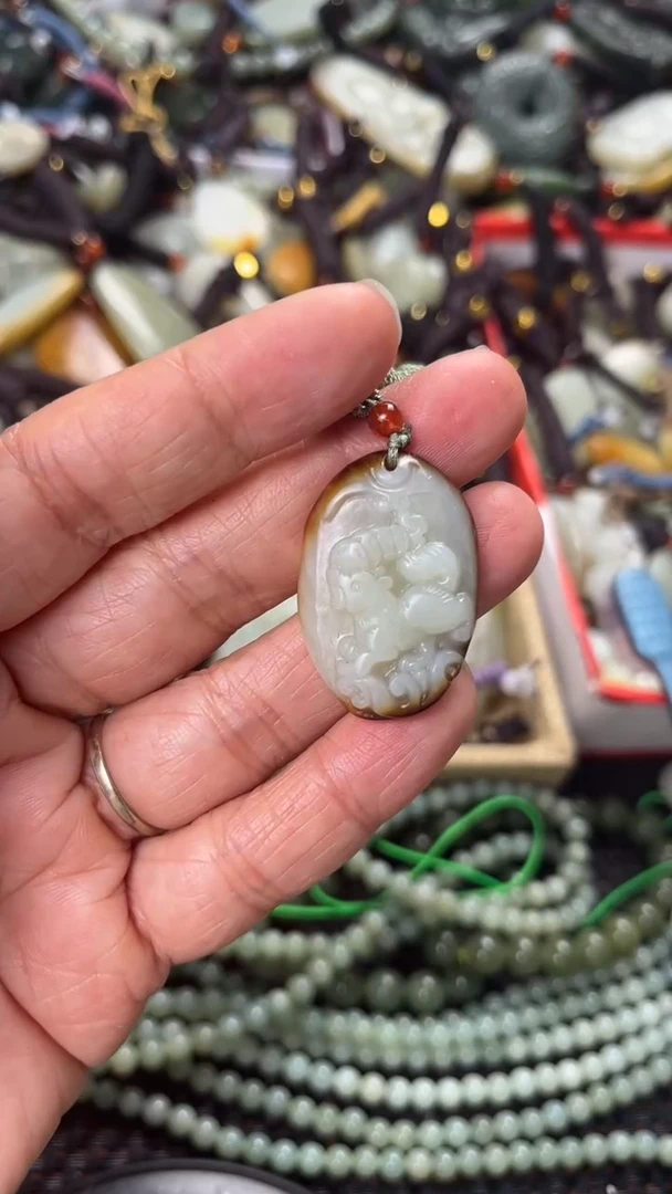 【闪购商品】和田玉颈饰未镶嵌多样性发货没有证书，拍一发一.有瑕