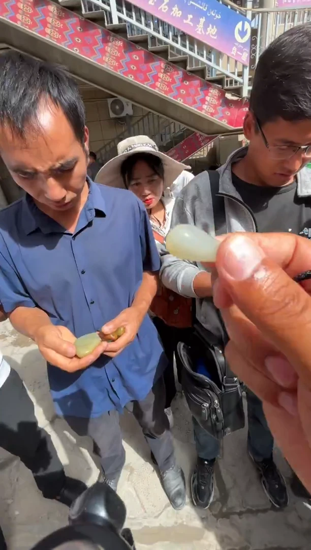 未镶嵌和田玉（糖玉）挂件和田玉
