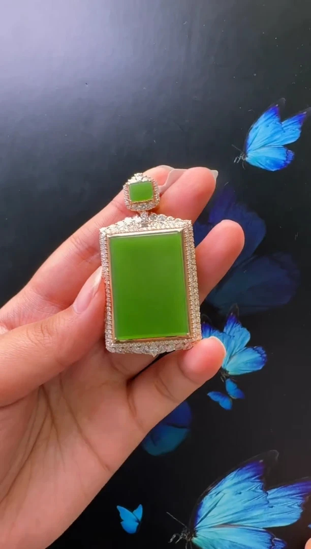 颈饰18K金镶嵌和田玉吊坠