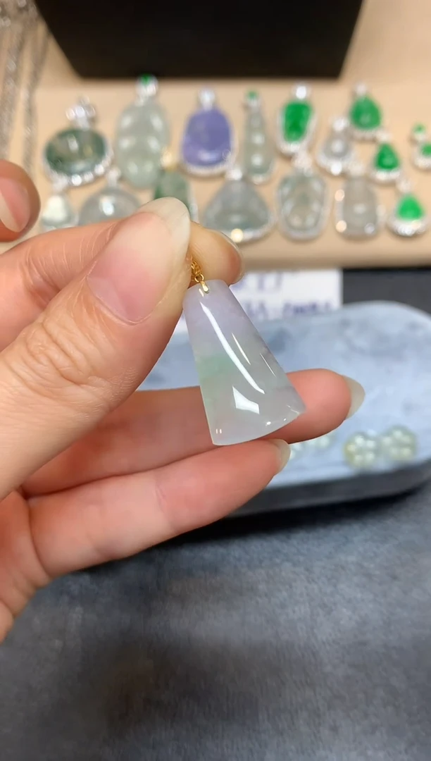 颈饰18K金镶嵌翡翠无事柱【无服务费