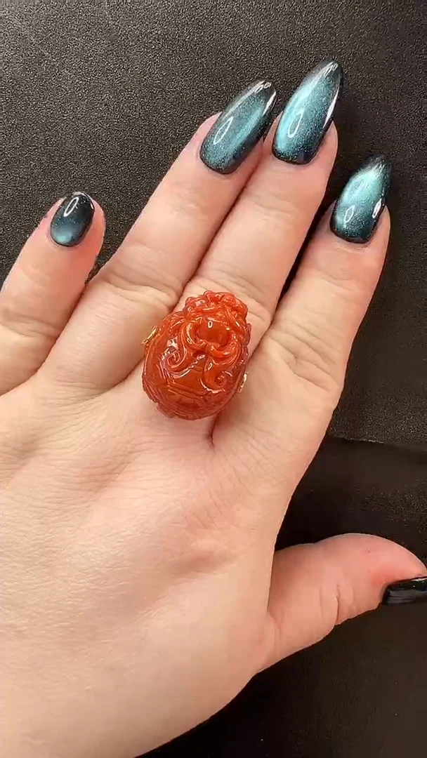 颈饰未镶嵌南红玛瑙戒指