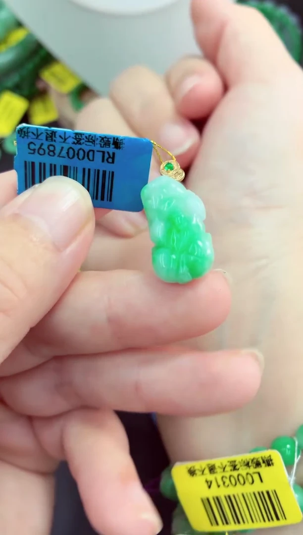 吊坠(不含链)未镶嵌翡翠挂件