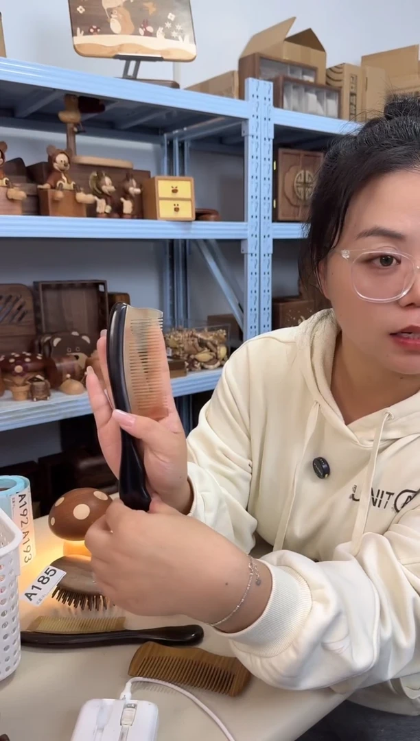 木紫光檀细齿羊角梳子