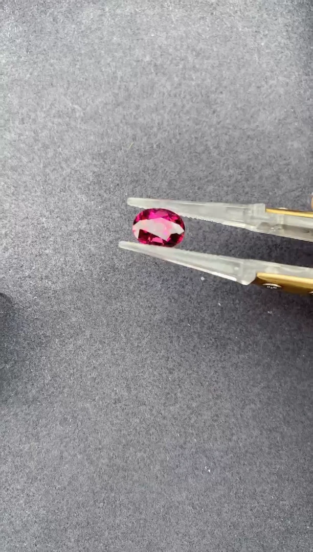 未镶嵌裸石石榴石3ct 紫牙乌GA