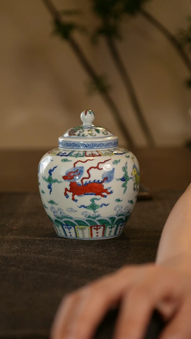 摆件青花斗彩飞马天字罐