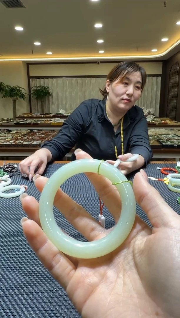 颈饰未镶嵌和田玉手镯58圆条