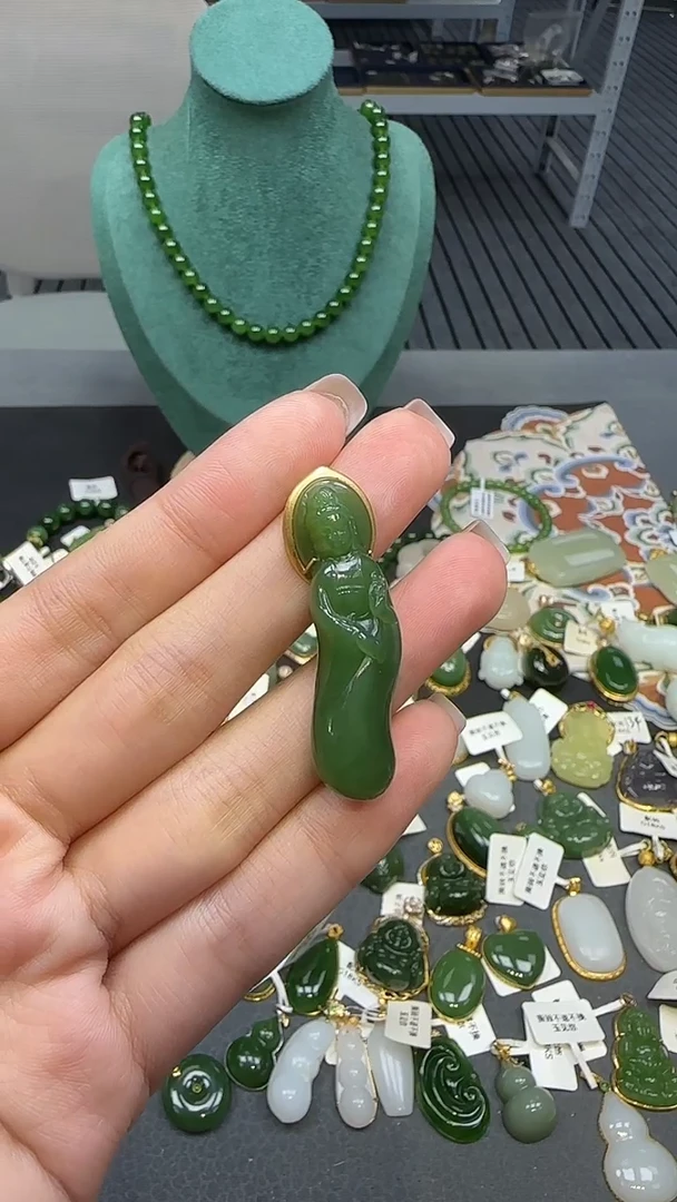 18K金镶嵌和田玉挂件1