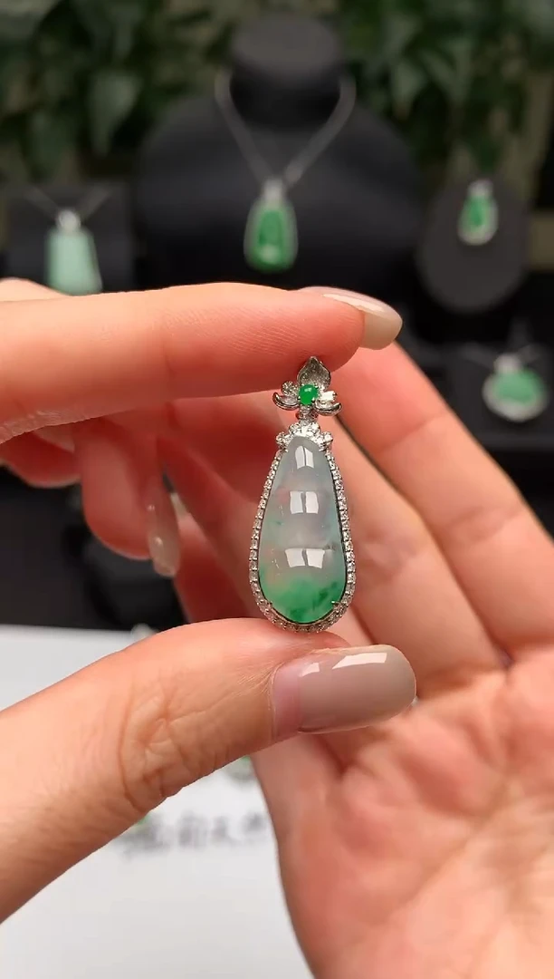 翡翠18K金镶嵌颈饰福豆