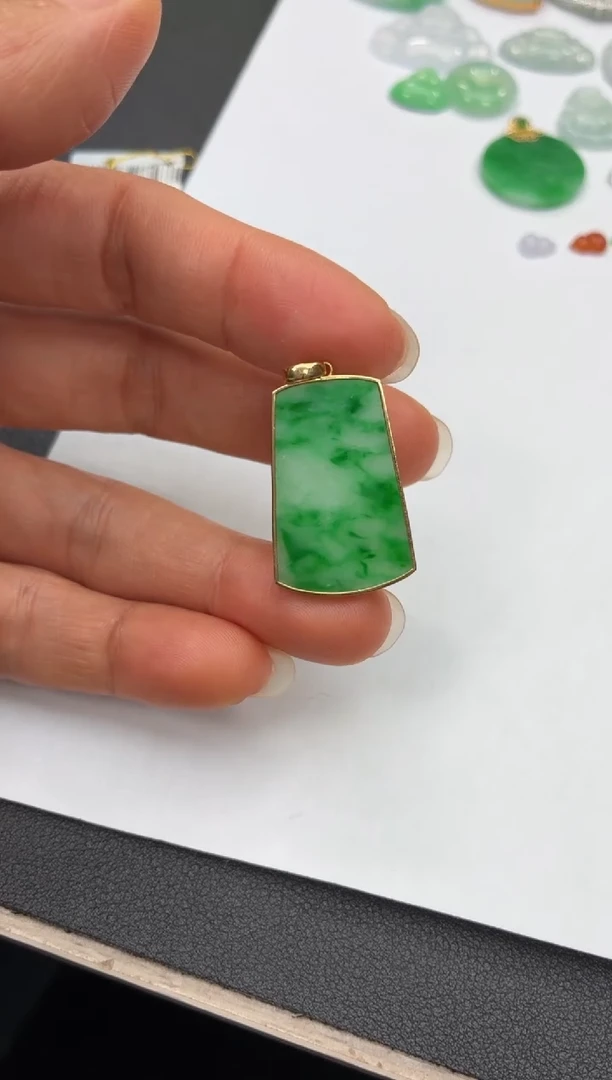 颈饰18K金镶嵌翡翠天然翡翠A货