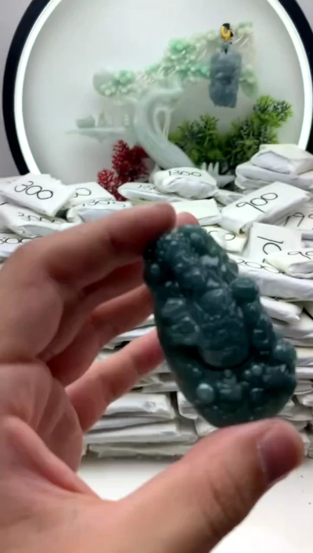 翡翠未镶嵌颈饰财神