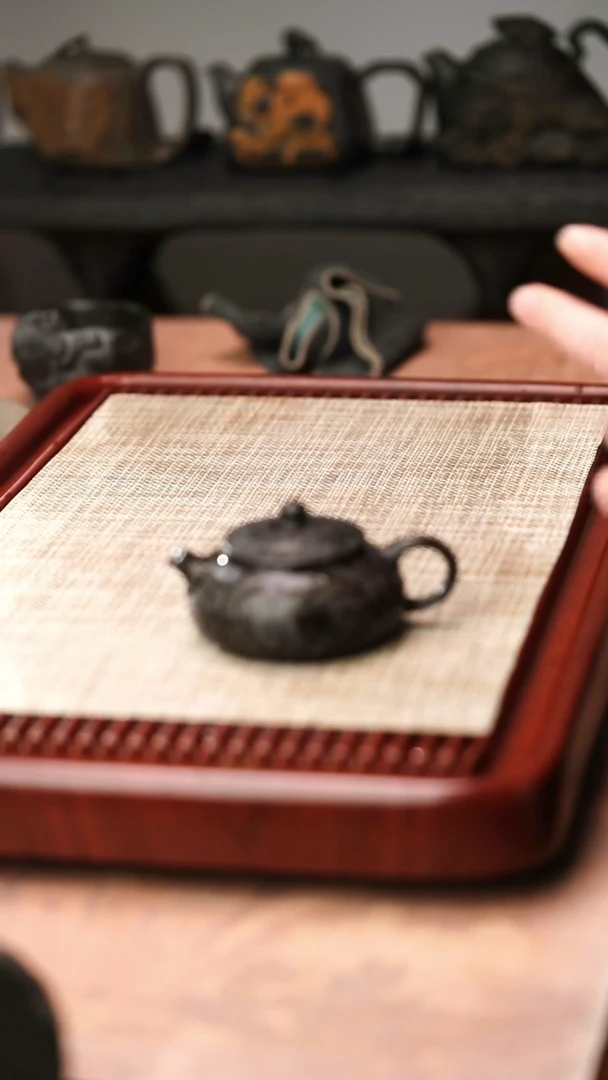 归玉堂冰碛岩重工雕刻透光斑斓鱼籽小寒江壶130cc