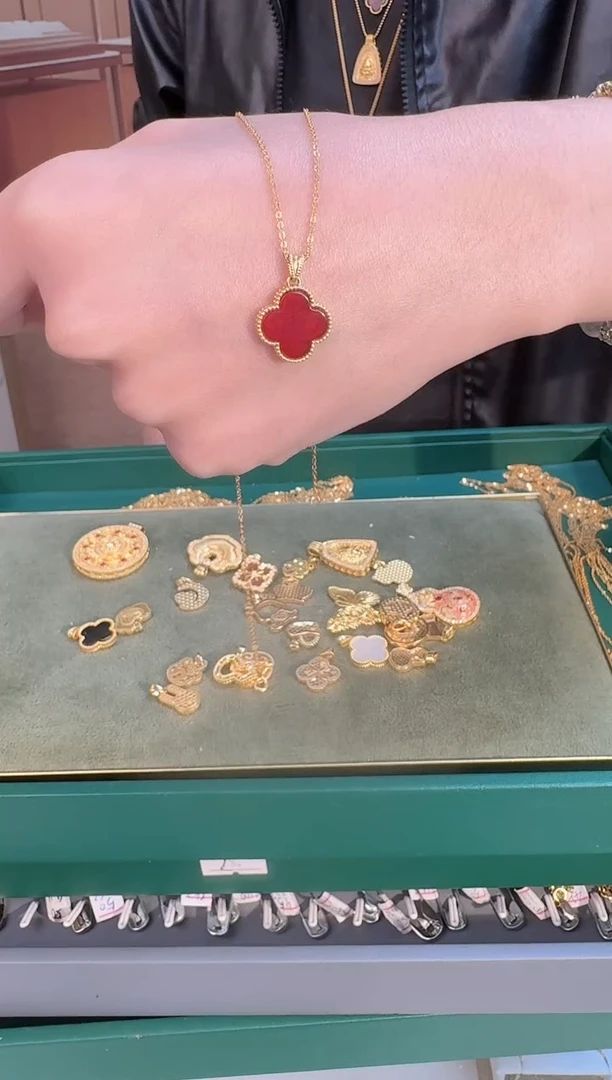 红色四叶草吊坠0.85 （附带礼盒包装）