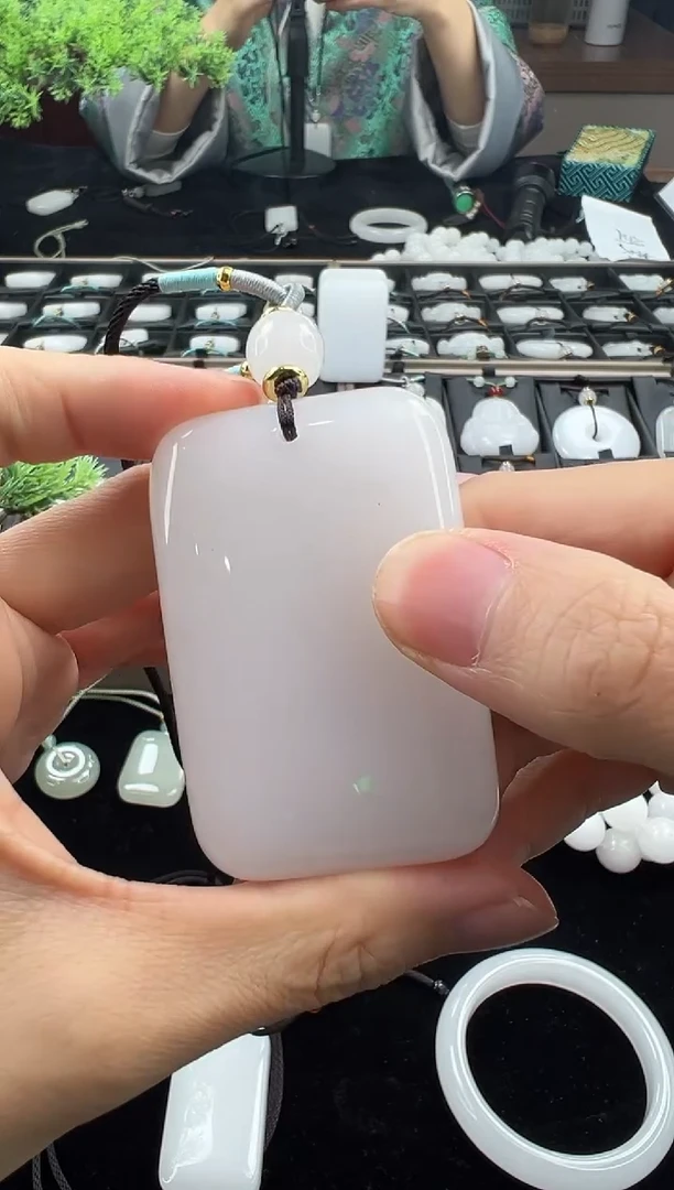 颈饰未镶嵌石英质玉（金丝玉）安***驼1