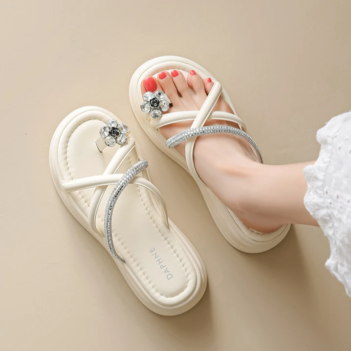 达芙妮厚底凉鞋女2025新款超火夏季外穿法式水钻休闲沙滩拖鞋zcck